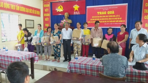 Quận Bình Tân, TP Hồ Chí Minh: UBND phường Bình Hưng Hòa trao quà nhân dịp Quốc khánh