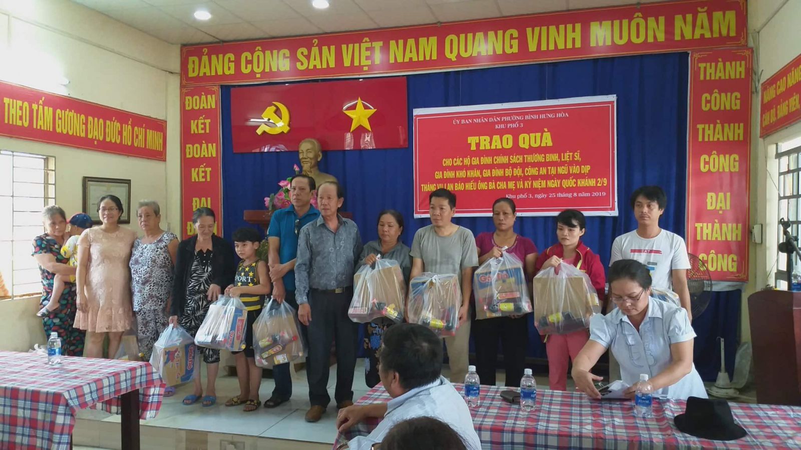 Quận Bình Tân, TP Hồ Chí Minh: UBND phường Bình Hưng Hòa trao quà nhân dịp Quốc khánh