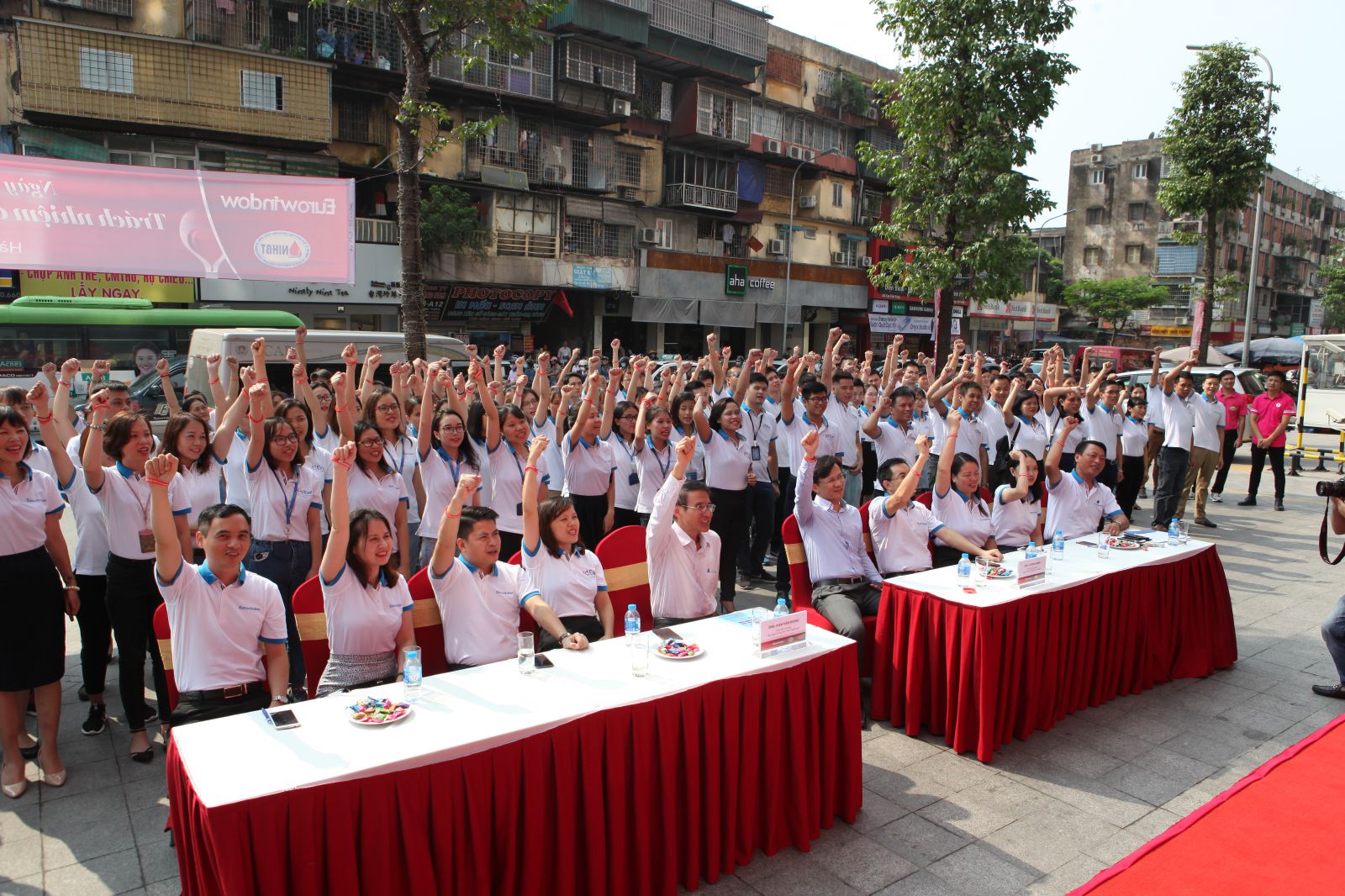 Tại lễ Meeting, to&agrave;n thể Ban l&atilde;nh đạo v&agrave; CBCNV Eurowindow h&ocirc; vang khẩu hiệu, lan tỏa th&ocirc;ng điệp của ng&agrave;y hội hiến m&aacute;u: &ldquo;Tr&aacute;ch nhiệm cộng đồng - Giọt hồng sẻ chia&rdquo;