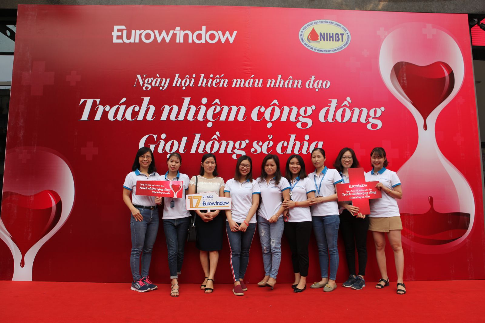CBNV Eurowindow đầy hứng khởi trong chương tr&igrave;nh hiến m&aacute;u đầu ti&ecirc;n do c&ocirc;ng ty tổ chức