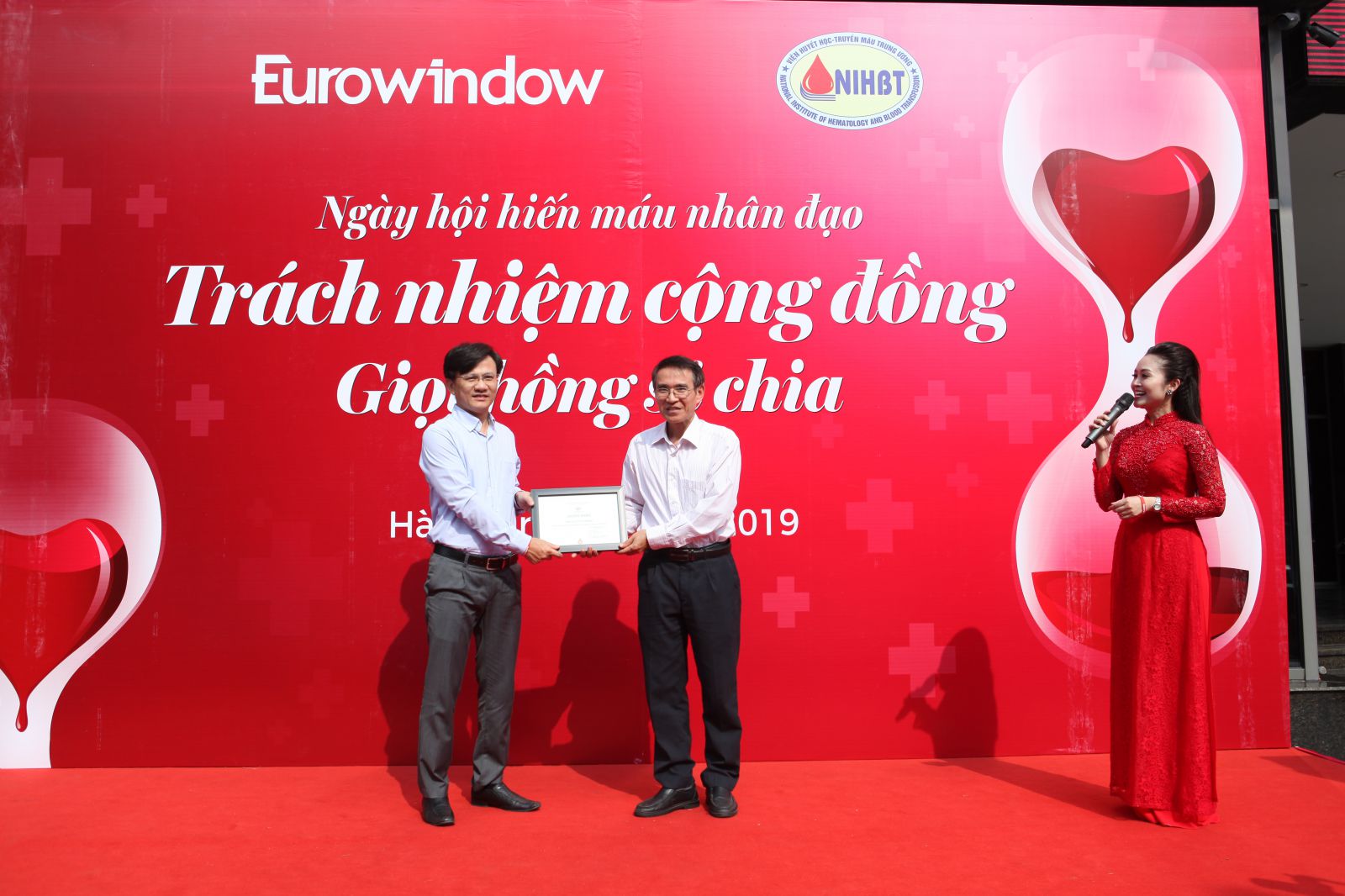 &Ocirc;ng Vũ Trọng Trung - Ph&oacute; Tổng gi&aacute;m đốc Eurowindow, đại diện c&ocirc;ng ty nhận bằng khen của Viện Huyết học v&agrave; Truyền m&aacute;u TW