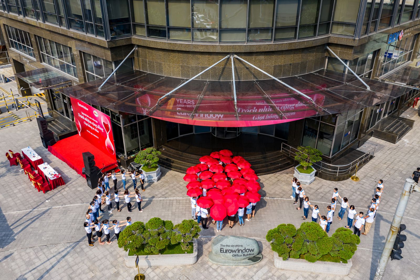 CBNV Eurowindow lan tỏa th&ocirc;ng điệp &ldquo;Tr&aacute;ch nhiệm cộng đồng &ndash; Giọt hồng sẻ chia&rdquo; th&ocirc;ng qua h&igrave;nh ảnh &yacute; nghĩa