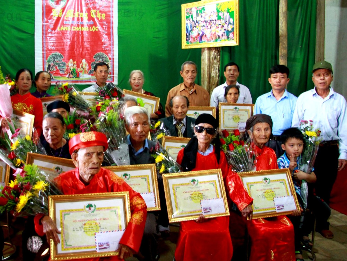 Tặng qu&agrave; mừng thọ NCT x&atilde; H&agrave; Giang, huyện H&agrave; Trung