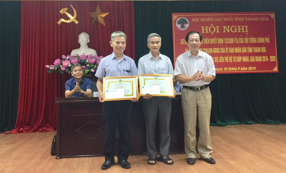 Tặng Giấy khen cho 2 tập thể