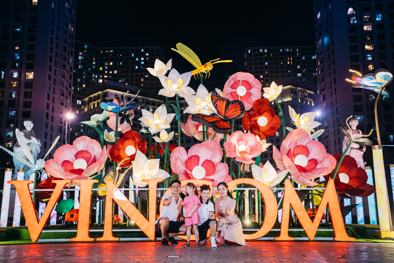 &ldquo;Vườn hoa đ&egrave;n lồng khổng lồ&rdquo; sẽ l&agrave; background tuyệt vời cho bức ảnh của cả gia đ&igrave;nh