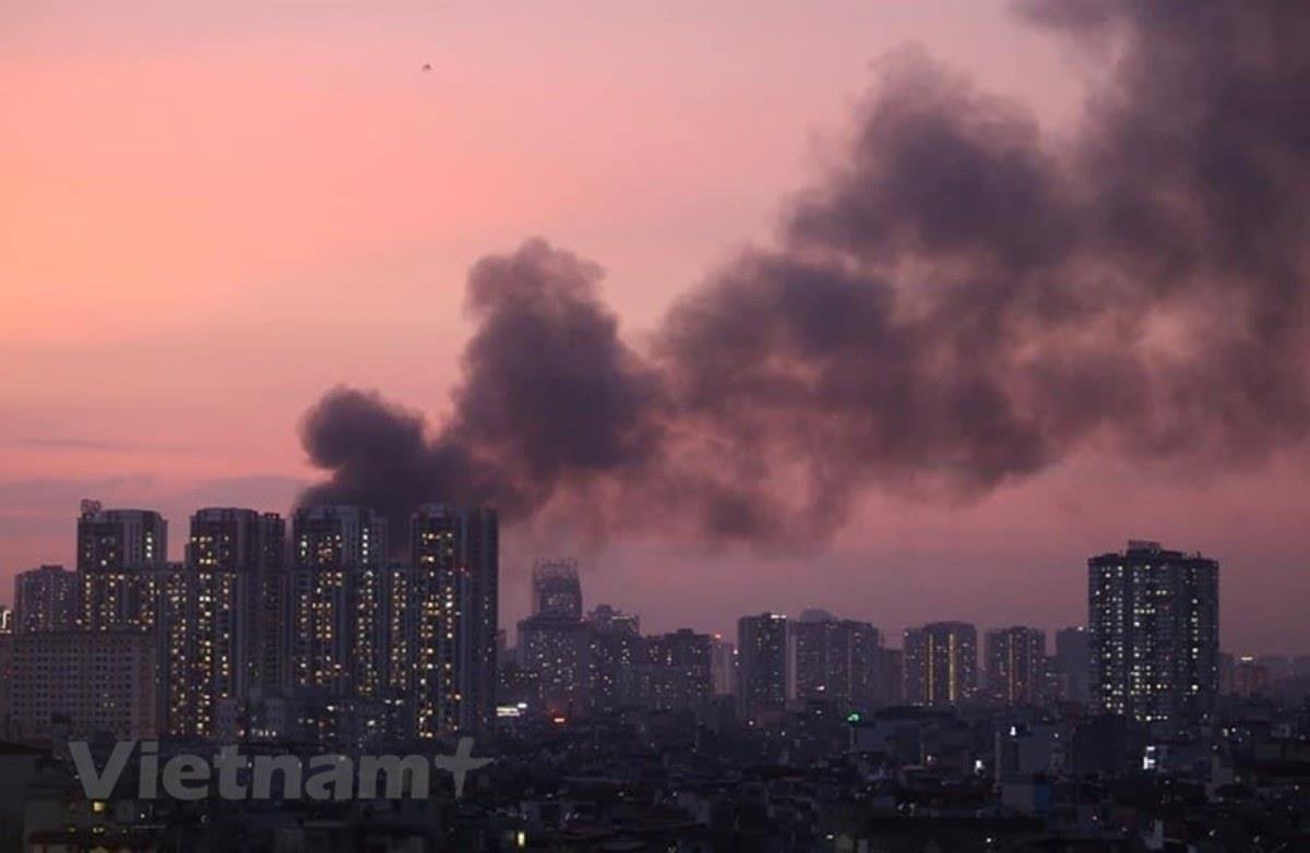 Vụ ch&aacute;y Rạng Đ&ocirc;ng v&agrave;o ng&agrave;y 28/8 khiến kh&oacute;i đen bay ng&ugrave;n ngụt. (Nguồn ảnh: Vietnam+)