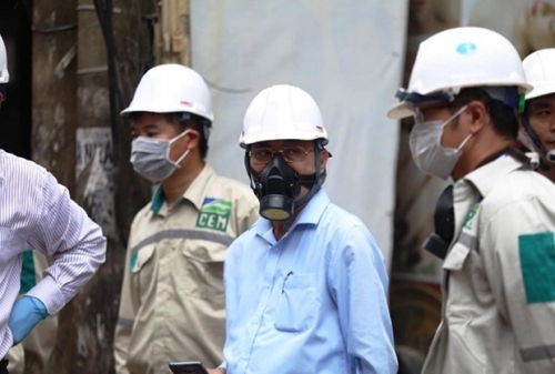 Đại diện Bộ TN&MT đeo mặt nạ phòng độc kiểm tra vụ cháy Rạng Đông