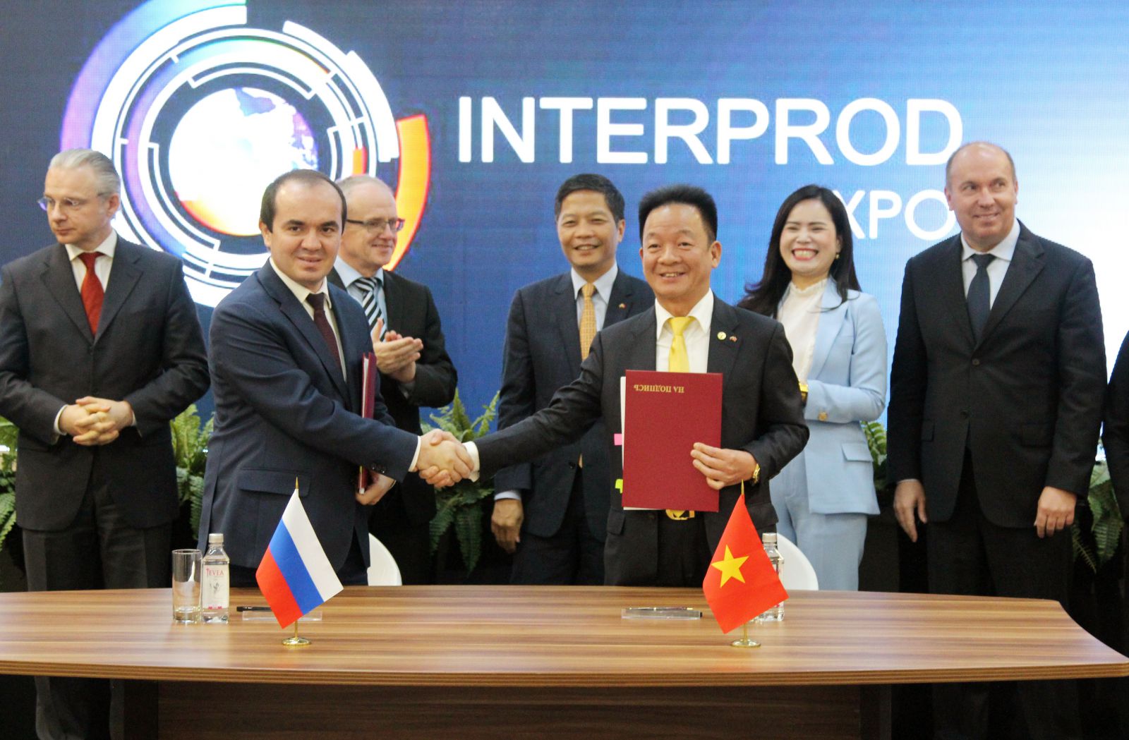 Chủ tịch HĐQT ki&ecirc;m Tổng Gi&aacute;m đốc Tập đo&agrave;n T&amp;T Group Đỗ Quang Hiển v&agrave; đại diện Li&ecirc;n đo&agrave;n doanh nghiệp thuộc Li&ecirc;n minh kinh tế &Aacute; &Acirc;u (EABU) k&yacute; bi&ecirc;n bản ghi nhớ hợp t&aacute;c dưới sự chứng kiến của Bộ trưởng Bộ C&ocirc;ng thương Việt Nam Trần Tuấn Anh v&agrave; đại diện Li&ecirc;n minh kinh tế &Aacute; - &Acirc;u