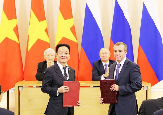 Tổng B&iacute; thư Nguyễn Ph&uacute; Trọng v&agrave; Tổng thống Li&ecirc;n bang Nga Vladimir Putin chứng kiến lễ trao bi&ecirc;n bản ghi nhớ hợp t&aacute;c đầu tư giữa &ocirc;ng Đỗ Quang Hiển - Chủ tịch HĐQT SHB v&agrave; &ocirc;ng Denis Ivanov - Chủ tịch HĐQT Ng&acirc;n h&agrave;ng IBEC