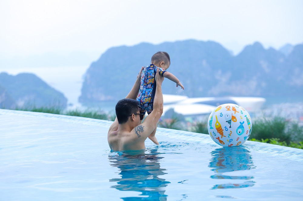 Ảnh 1: Trải nghiệm bể bơi v&ocirc; cực tại FLC Hạ Long