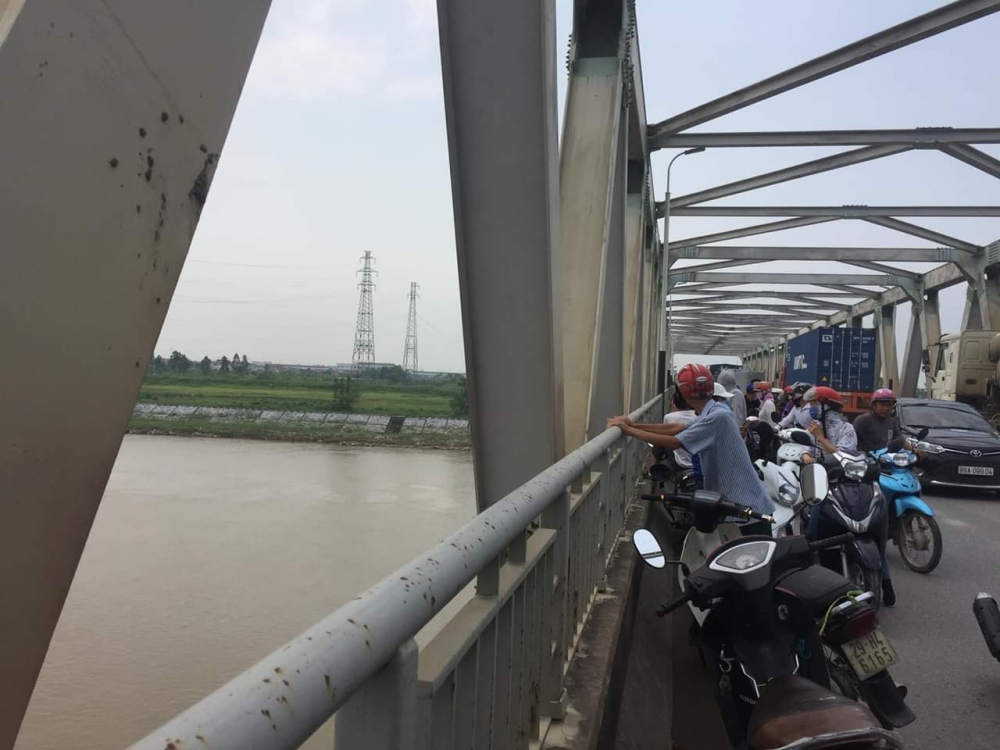 Hiện trường khu vực cầu Hồ ( Thuận Th&agrave;nh) khi c&oacute; th&ocirc;ng tin c&oacute; người phụ nữ nhảy xuống s&ocirc;ng tự tử ng&agrave;y 24/8.