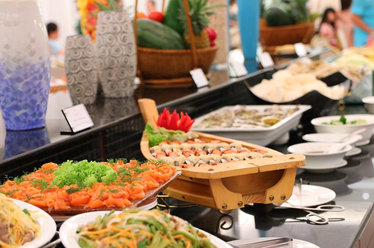 Ảnh 5: Kh&ocirc;ng chỉ &ldquo;g&acirc;y thương nhớ&rdquo; bằng vị gi&aacute;c, buffet đặc sắc tại ph&ograve;ng chờ hạng Thương gia sẽ dẫn dắt h&agrave;nh kh&aacute;ch đi tới h&agrave;nh tr&igrave;nh hạnh ph&uacute;c bằng mọi gi&aacute;c quan