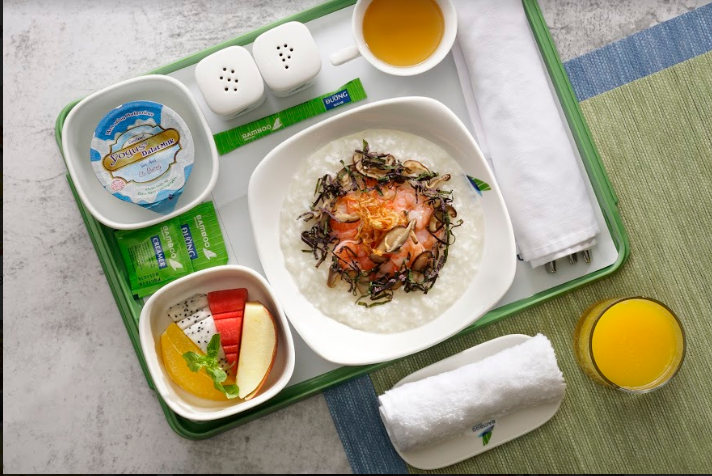 Ảnh 8: Được chăm ch&uacute;t đến từng chi tiết, suất ăn khoang Thương gia của Bamboo Airways sẽ l&agrave;m h&agrave;i l&ograve;ng cả thực kh&aacute;ch kh&oacute; t&iacute;nh nhất