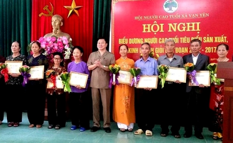 Ph&oacute; Chủ tịch Ng&ocirc; Trọng Vịnh trao Bằng khen TW Hội cho c&aacute;c NCT huyện M&ecirc; Linh l&agrave;m kinh tế giỏi