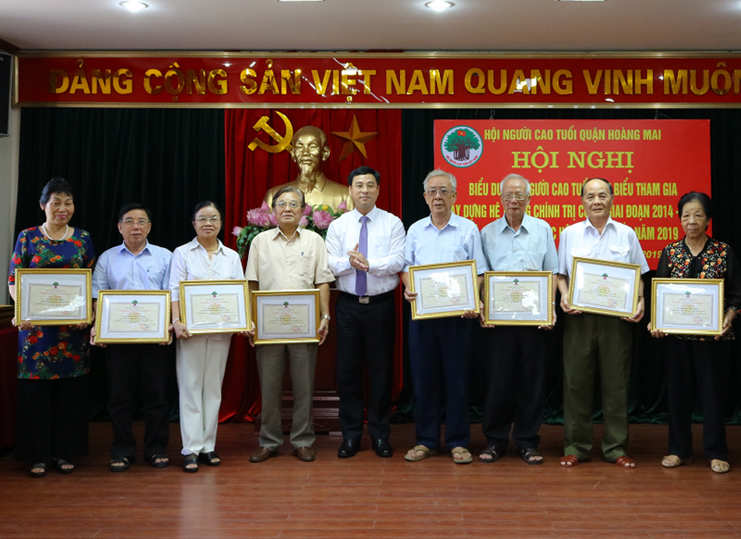 Nhiều NCT quận Ho&agrave;ng Mai ti&ecirc;u biểu x&acirc;y dựng hệ thống ch&iacute;nh trị được vinh danh