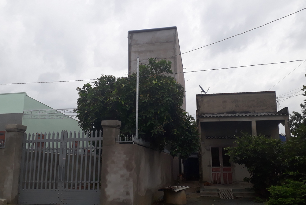 Nh&agrave; nu&ocirc;i chim yến của b&agrave; Ng&agrave;, kẹp giữa 2 nh&agrave; d&acirc;n, trong khu d&acirc;n cư đ&ocirc;ng đ&uacute;c.