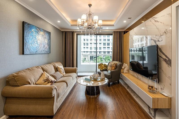 Kh&ocirc;ng gian sống đẳng cấp của c&aacute;c hộ gia đ&igrave;nh tại Sunshine Garden. Ph&ograve;ng kh&aacute;ch với ban c&ocirc;ng lớn, cửa k&iacute;nh để tận dụng tối ưu &aacute;nh s&aacute;ng tự nhi&ecirc;n v&agrave;o từng g&oacute;c nhỏ của căn hộ, mở rộng tầm nh&igrave;n ra khu vườn nội khu xanh m&aacute;t.