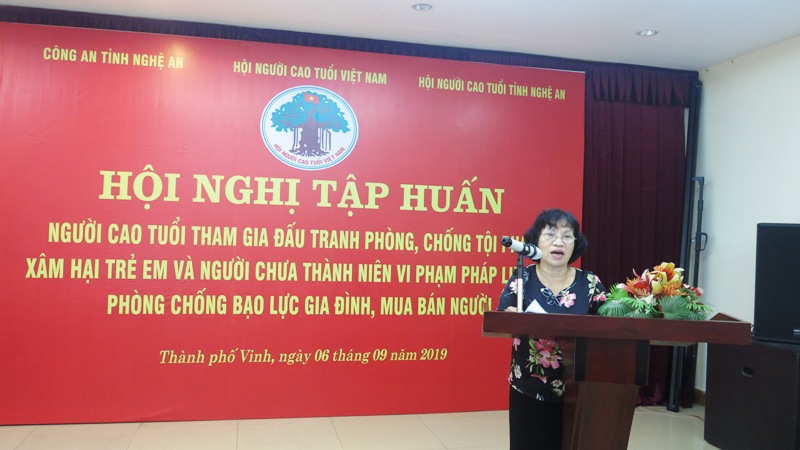 B&agrave; Ho&agrave;ng Thị Việt Phương đọc b&aacute;o c&aacute;o đề dẫn hội nghị