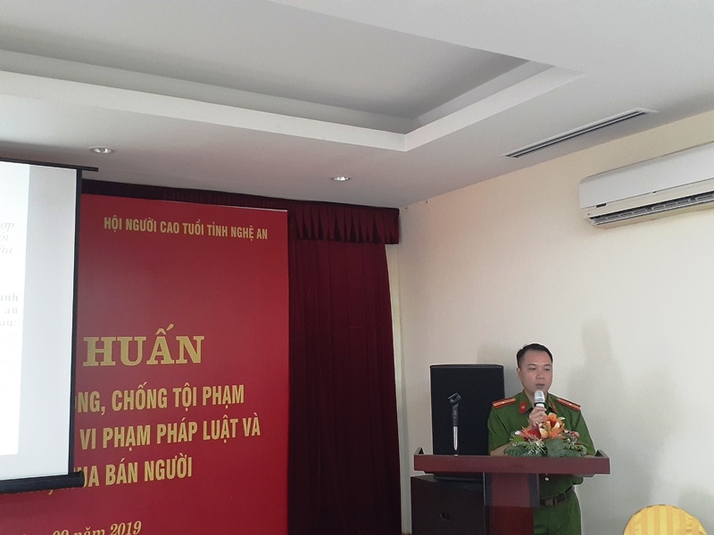 Thiếu t&aacute; Nguyễn Thanh Hải triển khai c&aacute;c nội dung của dự &aacute;n tại hội nghị