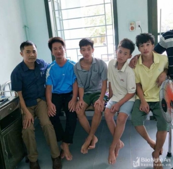 Nghệ An: Vụ tàu cá chìm trên biển đã cứu được 4 ngư dân, 2 người vẫn còn mất tích
