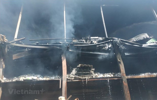 Hiện trường sau vụ ch&aacute;y d&atilde;y nh&agrave; kho của C&ocirc;ng ty Rạng Đ&ocirc;ng. (Nguồn ảnh: Vietnam+)