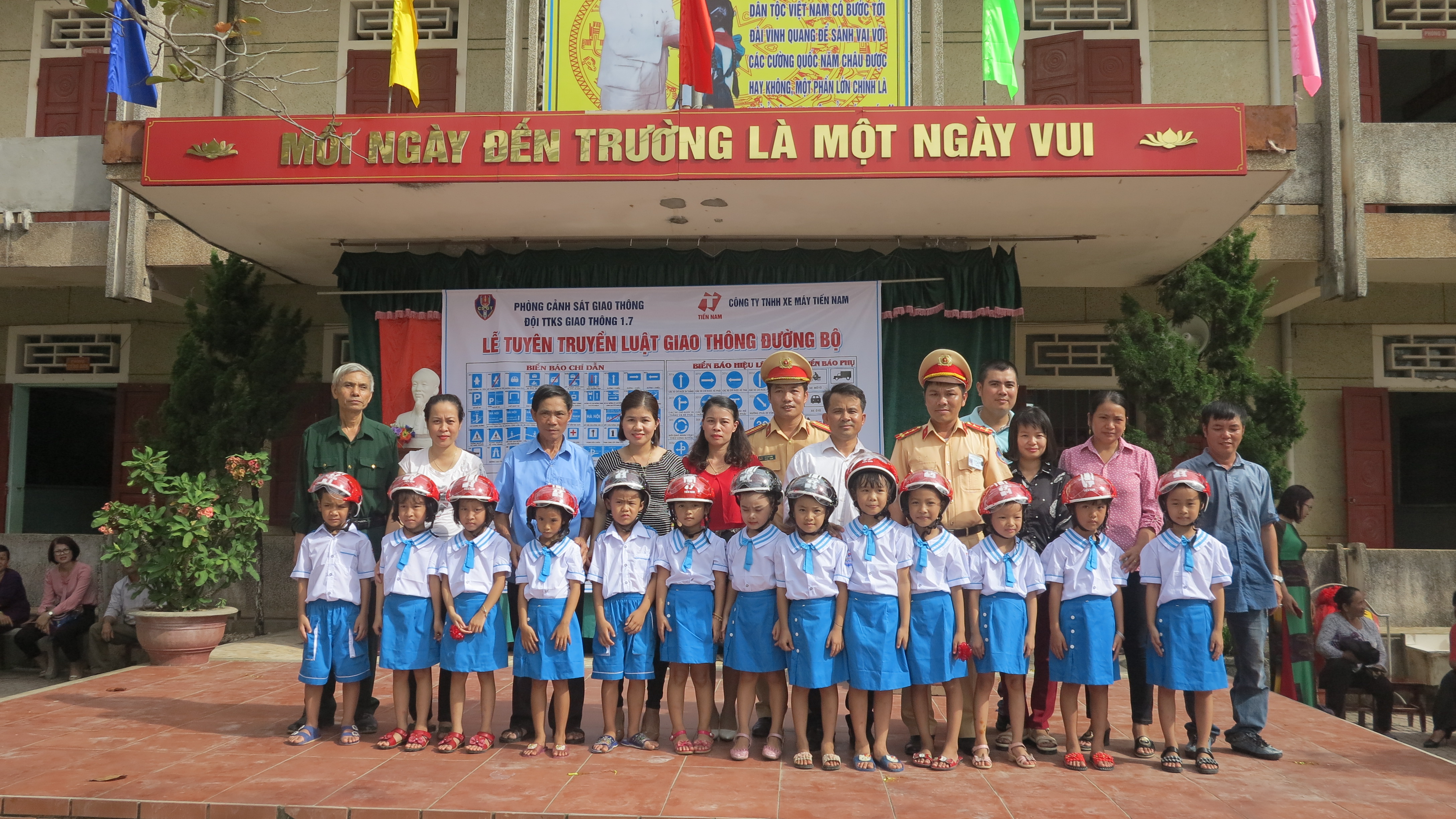 Báo Người cao tuổi phối hợp với Công an tỉnh Nghệ An và doanh nghiệp tư nhân Tiến Nam, tặng quà cho học sinh nghèo vượt khó