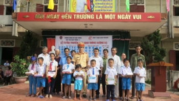 Báo Người cao tuổi phối hợp với Công an tỉnh Nghệ An và doanh nghiệp tư nhân Tiến Nam, tặng quà cho học sinh nghèo vượt khó
