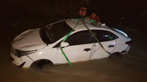 Giải cứu 4 người trong ô tô bị cuốn trôi xuống suối