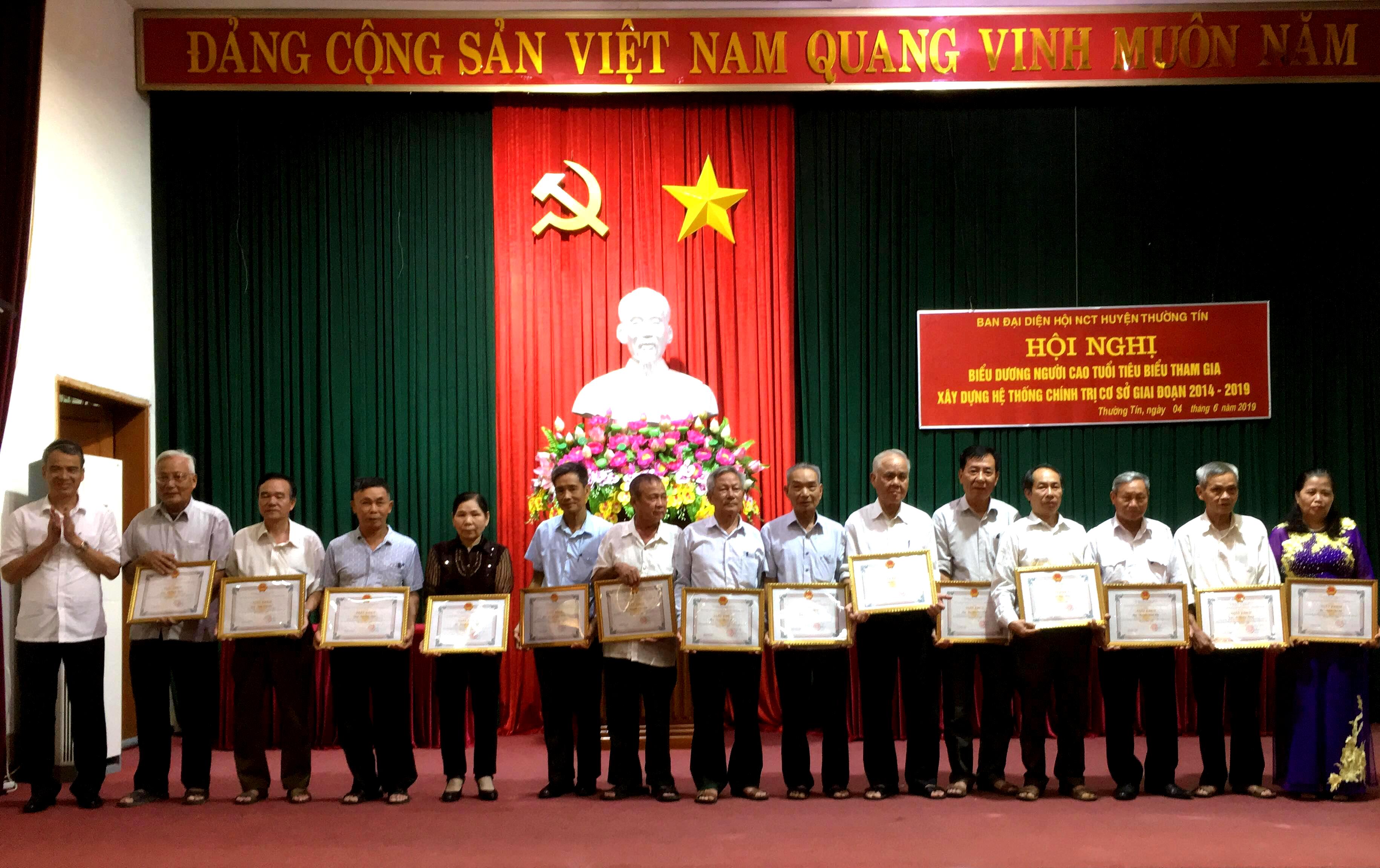 Nhiều c&aacute; nh&acirc;n xuất sắc huyện Thường T&iacute;n được khen thưởng