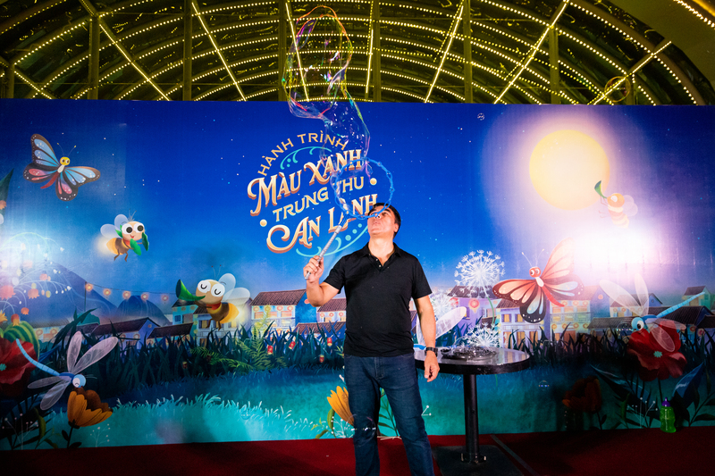 H&agrave;ng trăm em nhỏ v&agrave; gia đ&igrave;nh bất ngờ với m&agrave;n biểu diễn của &ldquo;Ph&ugrave; thủy bong b&oacute;ng&rdquo; Fan Yang