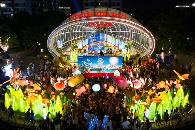 Kh&ocirc;ng gian đầy mầu sắc tại Times City đ&atilde; thu h&uacute;t h&agrave;ng trăm gia đ&igrave;nh đến chung vui