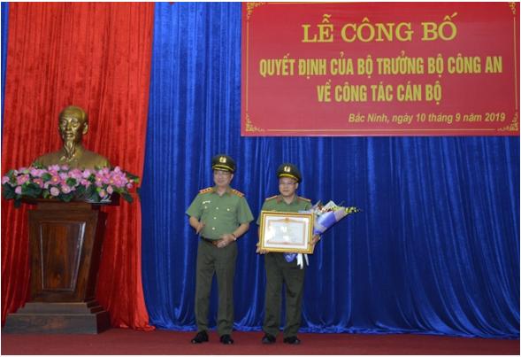 Thứ trưởng Nguyễn Văn Th&agrave;nh trao Quyết định điều động cho Đại t&aacute; Nguyễn Văn Long. (Ảnh: Báo CAND)