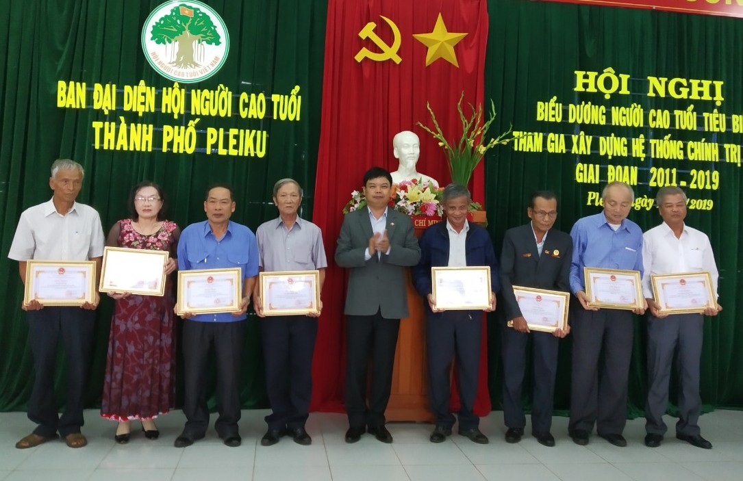 Nhiều c&aacute; nh&acirc;n xuất sắc được UBND th&agrave;nh phố khen thưởng