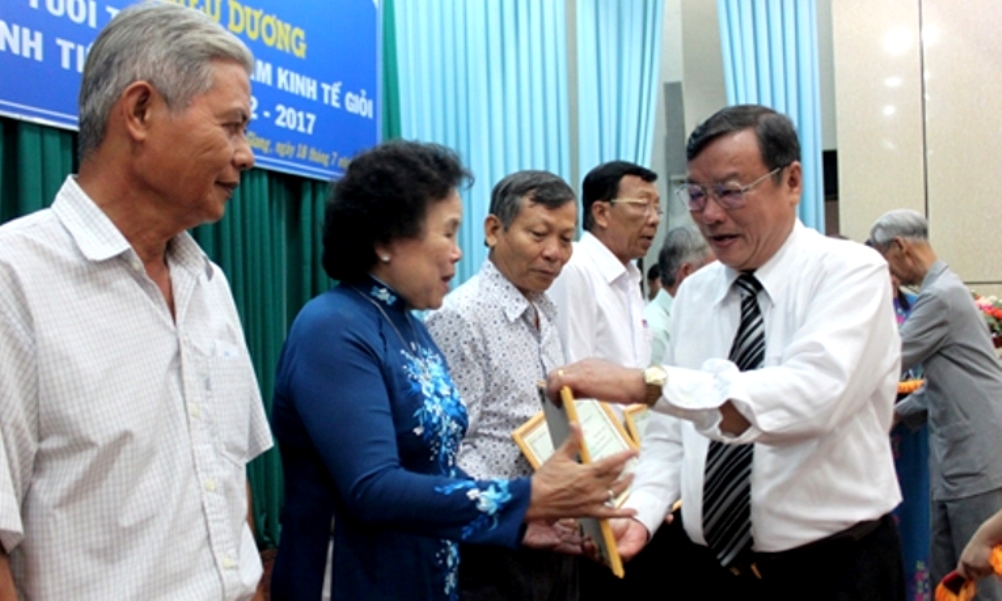 &Ocirc;ng Đỗ Tấn Minh trao Giấy khen của Hội cho NCT tỉnh Tiền Giang l&agrave;m kinh tế giỏi