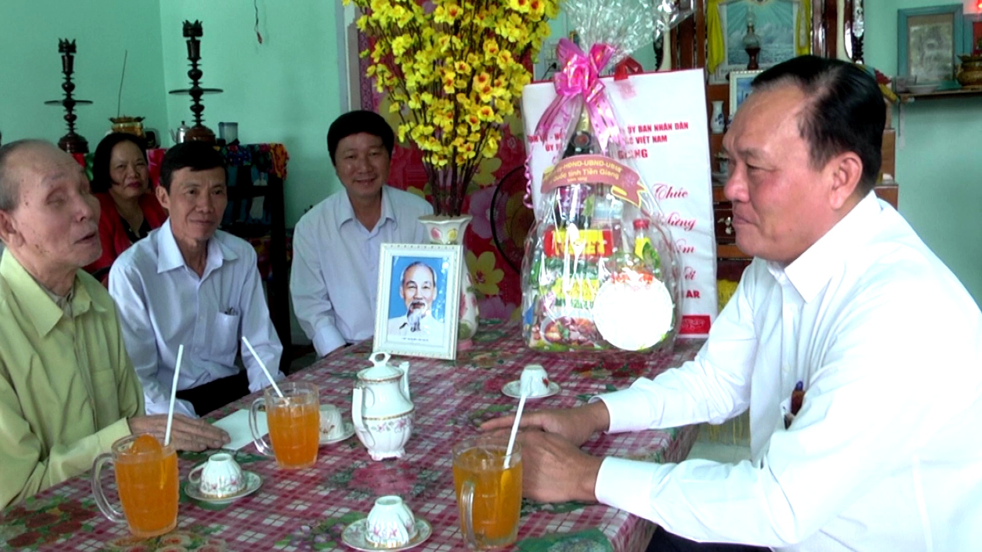 Tặng qu&agrave; NCT c&oacute; ho&agrave;n cảnh kh&oacute; khăn tỉnh Tiền Giang