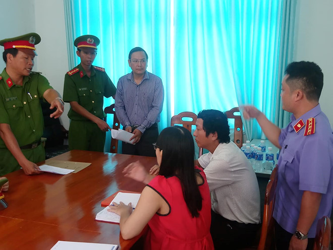 &Ocirc;ng Phạm Thanh Th&aacute;i, Trưởng ph&ograve;ng TN-MT TP Phan Thiết nghe đọc lệnh bắt