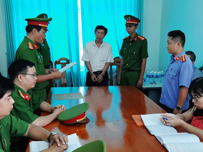 &Ocirc;ng L&ecirc; Ho&agrave;ng Anh T&acirc;n, chuy&ecirc;n vi&ecirc;n Ph&ograve;ng TN-MT TP Phan Thiết đang nghe đọc lệnh bắt