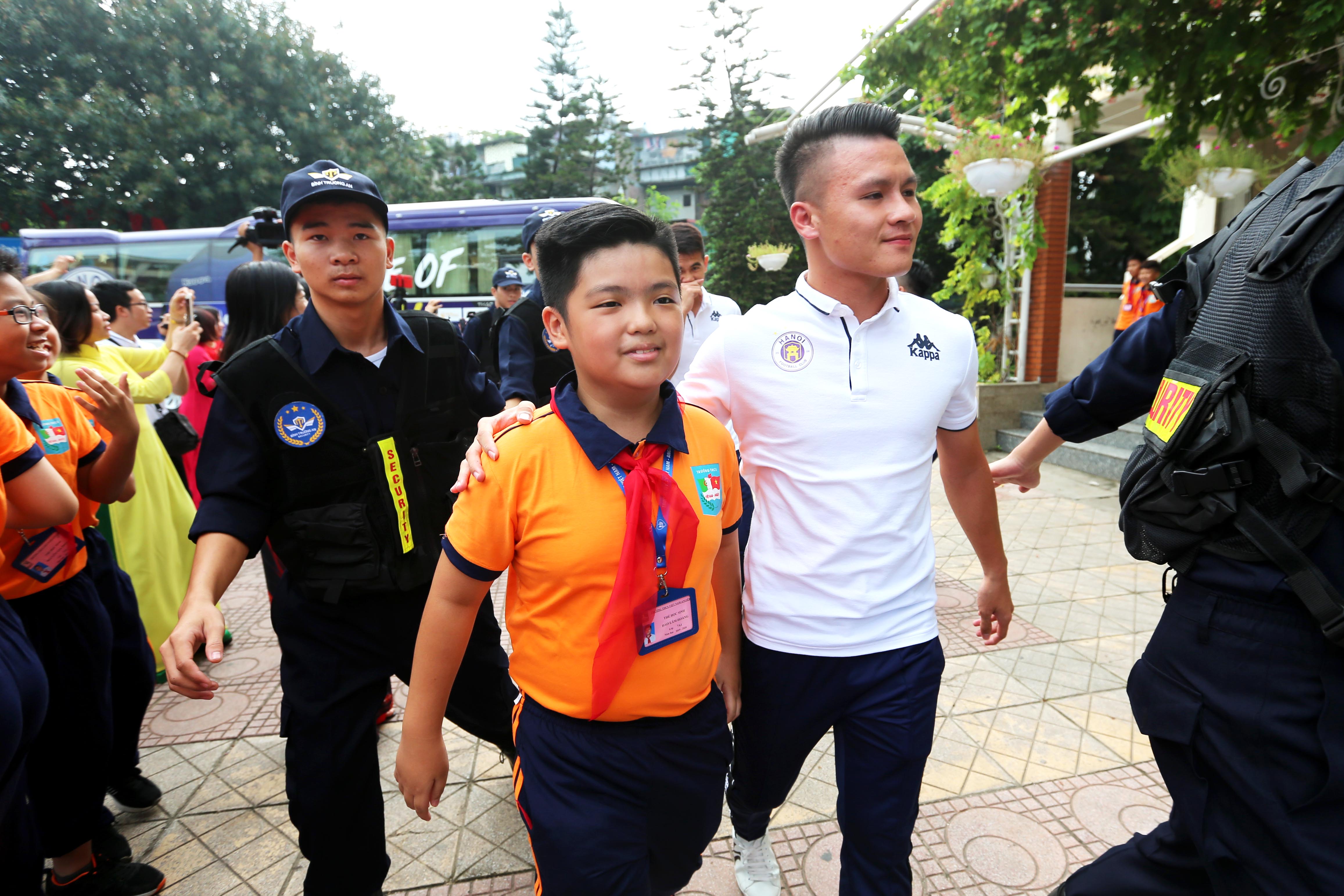 Quang Hải vui vẻ bước v&agrave;o c&ugrave;ng c&aacute;c em học sinh