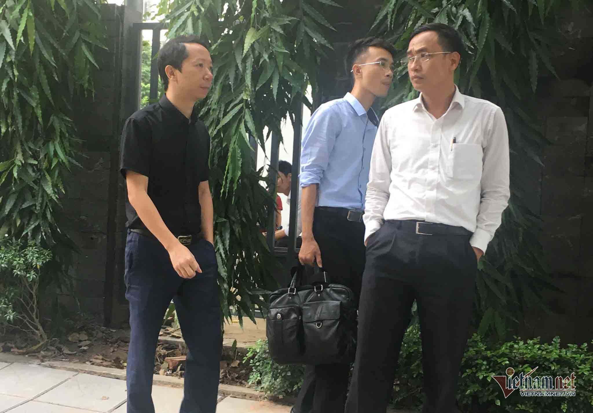 Bố nạn nh&acirc;n c&ugrave;ng luật sư đến rất sớm (&aacute;o sẫm)