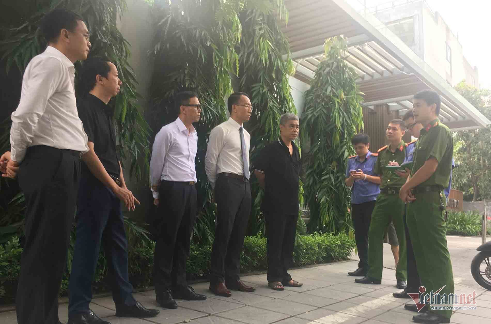 T&agrave;i xế Phiến c&ugrave;ng gia đ&igrave;nh nạn nh&acirc;n trong buổi thực nghiệm s&aacute;ng nay