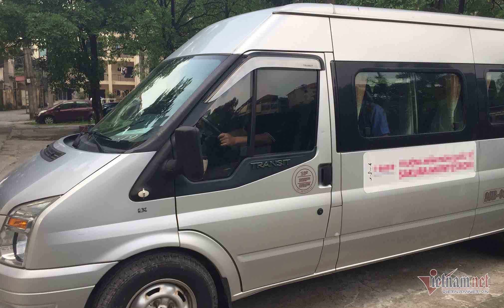 Chiếc xe &ocirc; t&ocirc; đến b&atilde;i đỗ xe của học viện b&aacute;o ch&iacute;