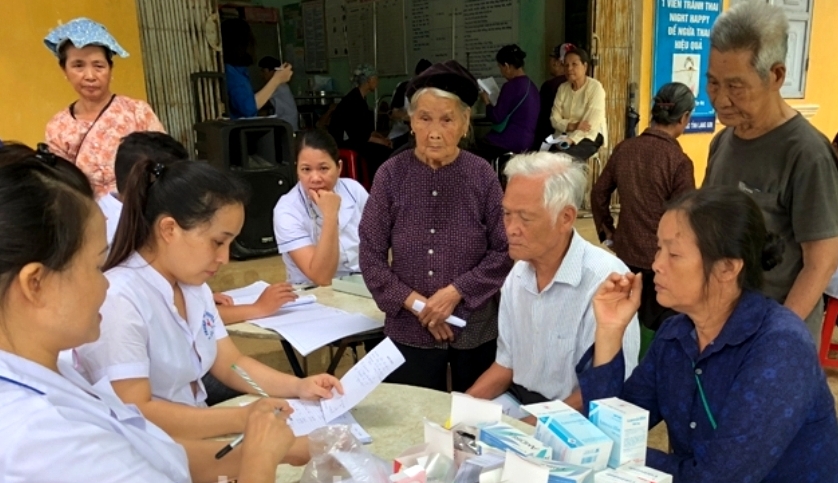 Kh&aacute;m sức khỏe cho NCT huyện Hữu Lũng. Ảnh IT
