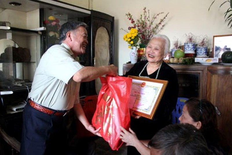 Tặng qu&agrave; mừng thọ NCT huyện Hữu Lũng, tỉnh Lạng Sơn. Ảnh IT