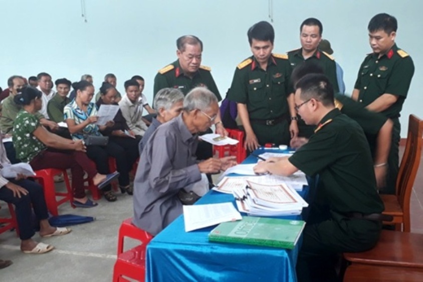 Chi trả chế độ cho người c&oacute; c&ocirc;ng. Ảnh IT