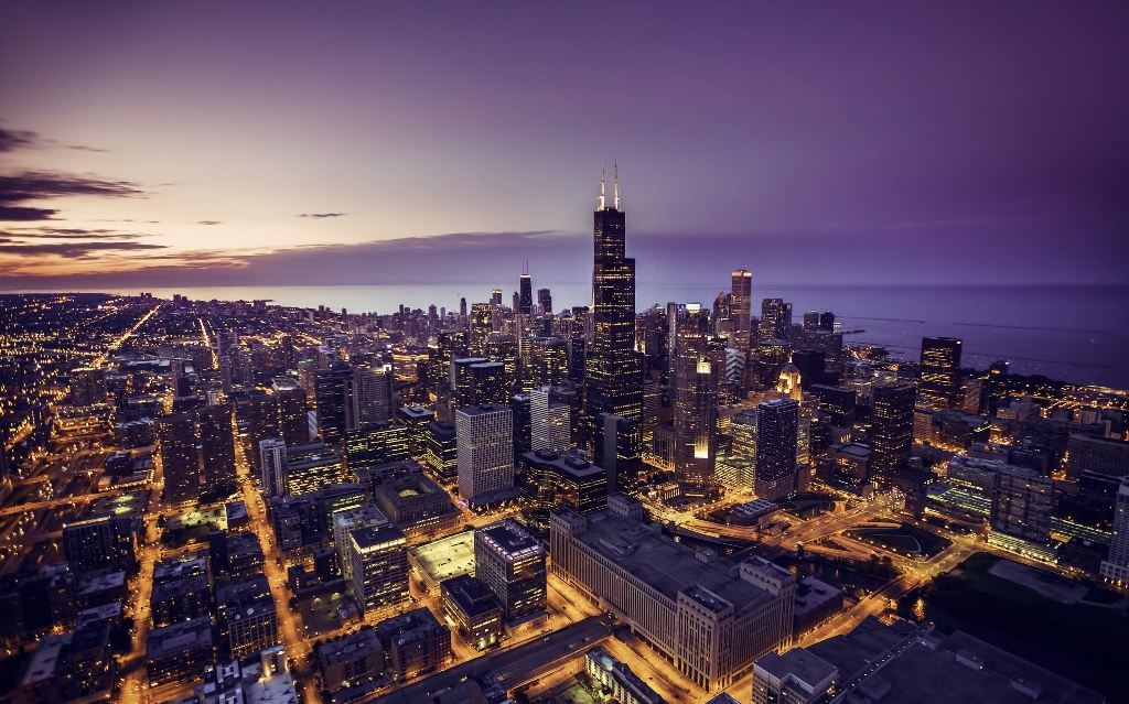 Ngắm to&agrave;n cảnh Chicago về đ&ecirc;m từ trực thăng sẽ l&agrave; trải nghiệm kh&ocirc;ng bao giờ qu&ecirc;n (Ảnh: Shutterstock)