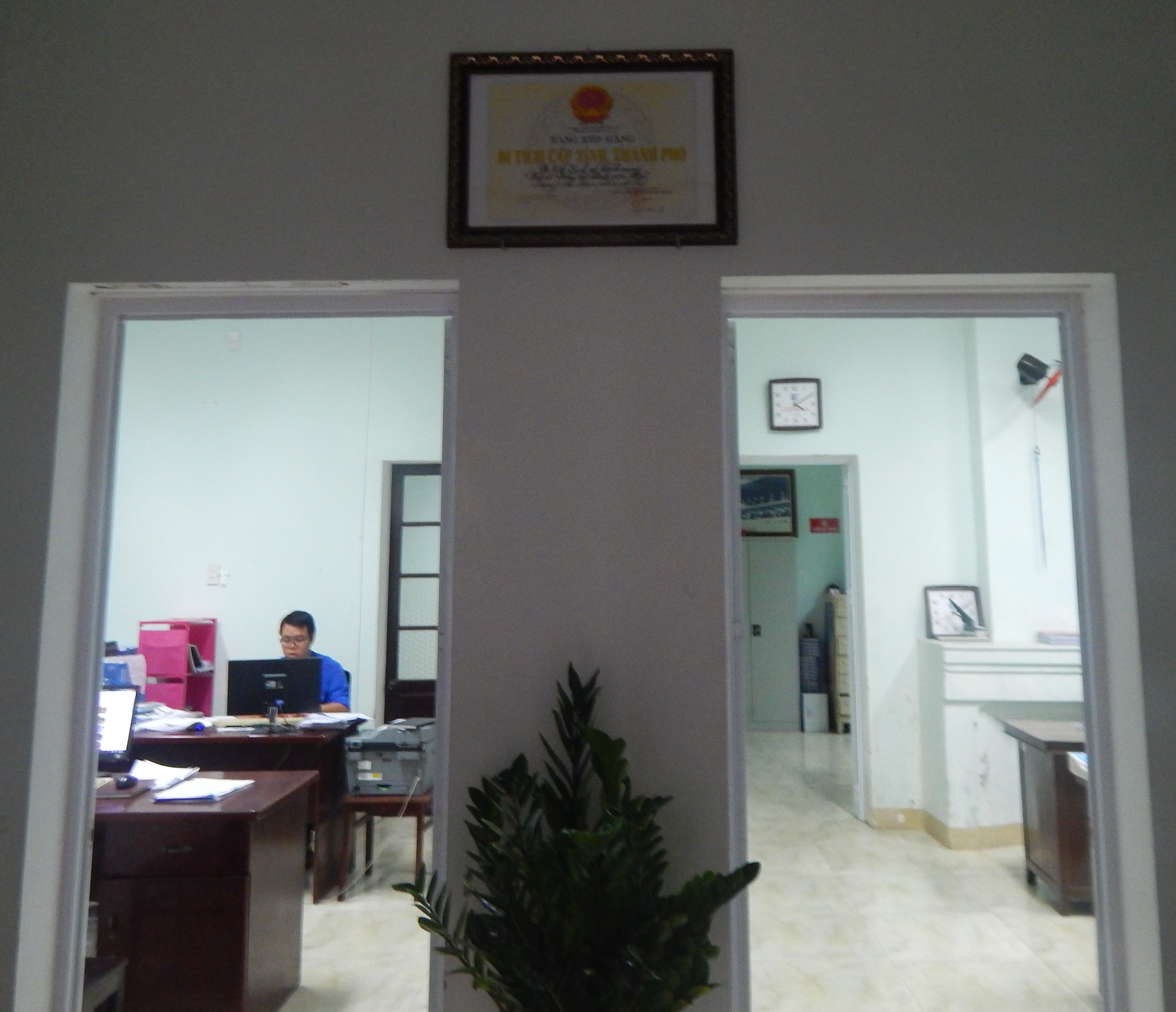 Bằng di t&iacute;ch lịch sử c&aacute;ch mạng được treo trang trọng nhằm gi&aacute;o dục truyền thống y&ecirc;u nước cho thế hệ trẻ.