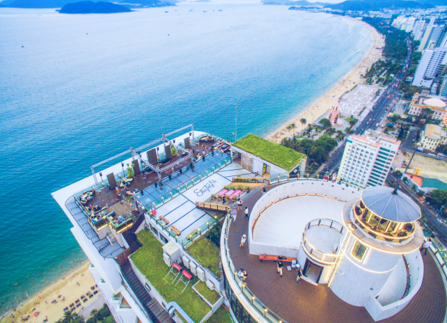 Ảnh 3: Skylight Club &ndash; qu&aacute;n bar s&ocirc;i động bậc nhất v&agrave; cũng nằm ở vị tr&iacute; cao nhất Nha Trang, tr&ecirc;n tầng thượng kh&aacute;ch sạn Havana