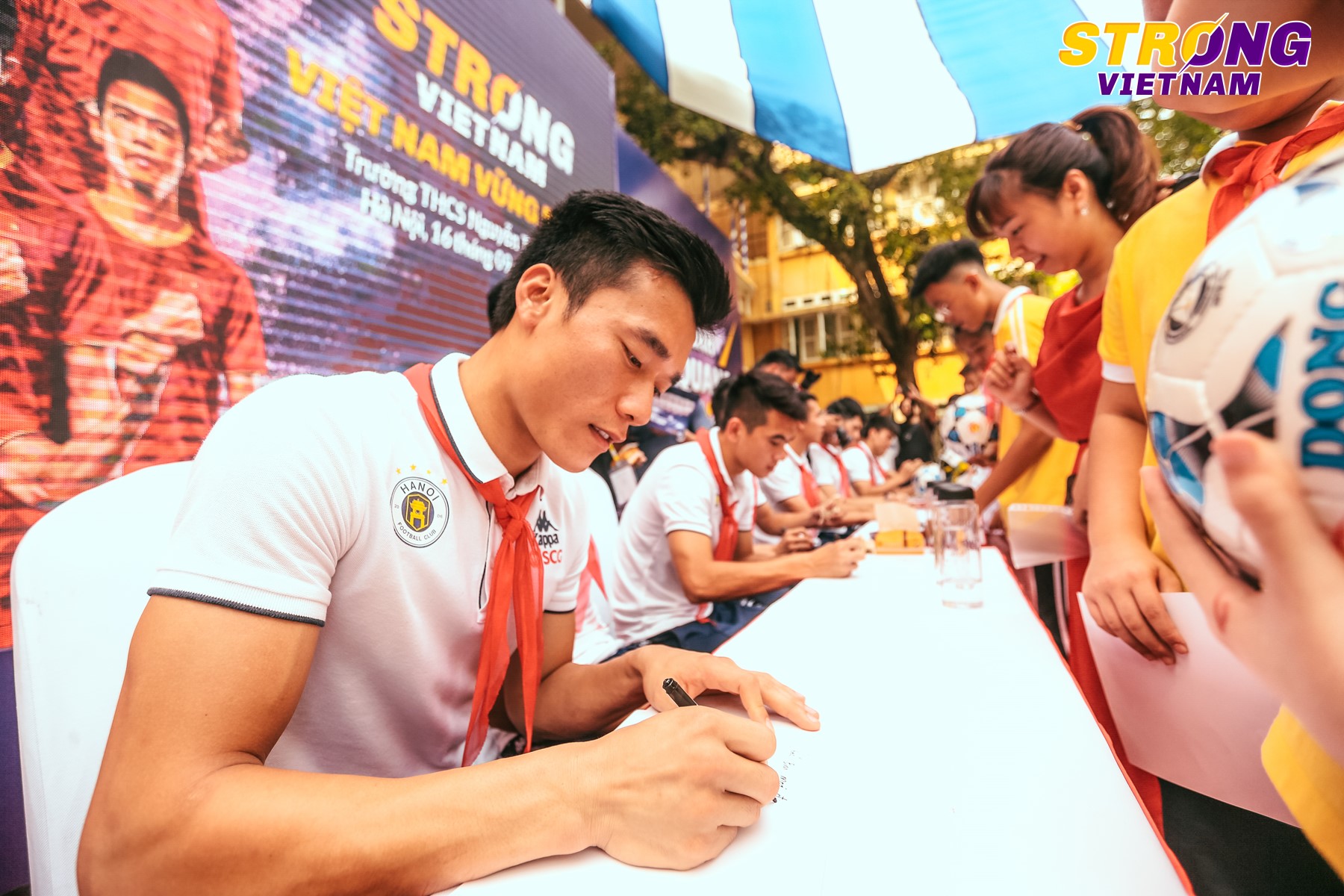 C&aacute;c cầu thủ k&yacute; tặng c&aacute;c em học sinh