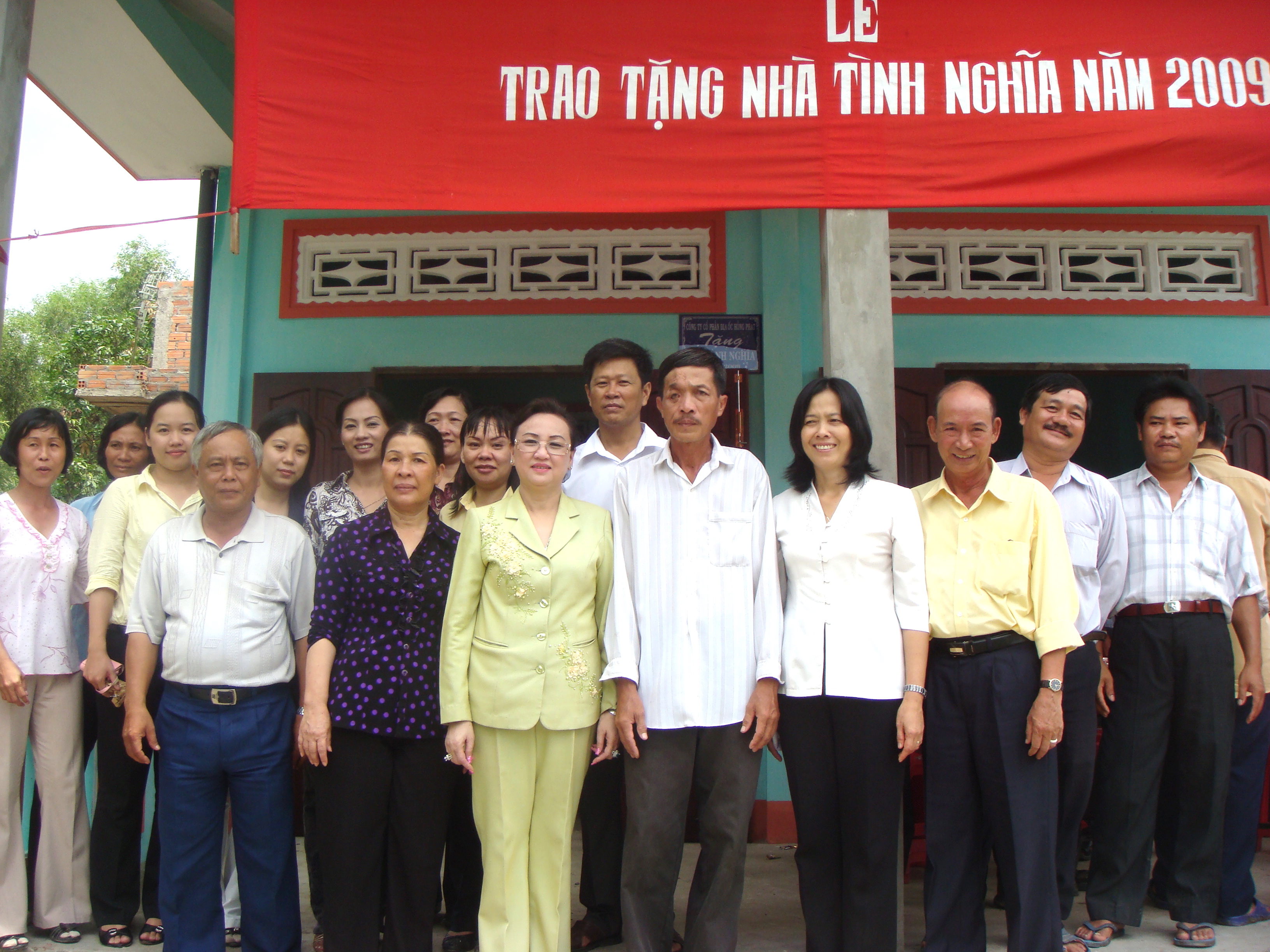 C&aacute;n bộ, c&ocirc;ng nh&acirc;n vi&ecirc;n C&ocirc;ng ty Hồng Ph&aacute;t trong chuyến l&agrave;m c&ocirc;ng t&aacute;c từ thiện x&atilde; hội.