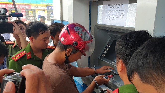 Nghệ An: Bắt giữ 3 đối tượng người Trung Quốc dùng thẻ ATM giả rút tiền của hàng chục khách hàng